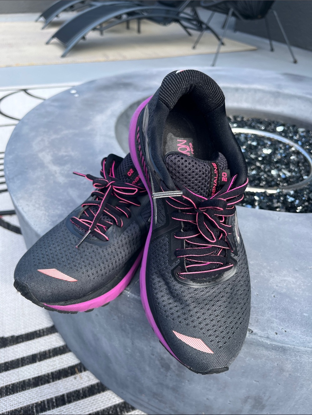 Brooks Adrenaline 20 charcoal black & magenta running shoe women’s size 7.5
